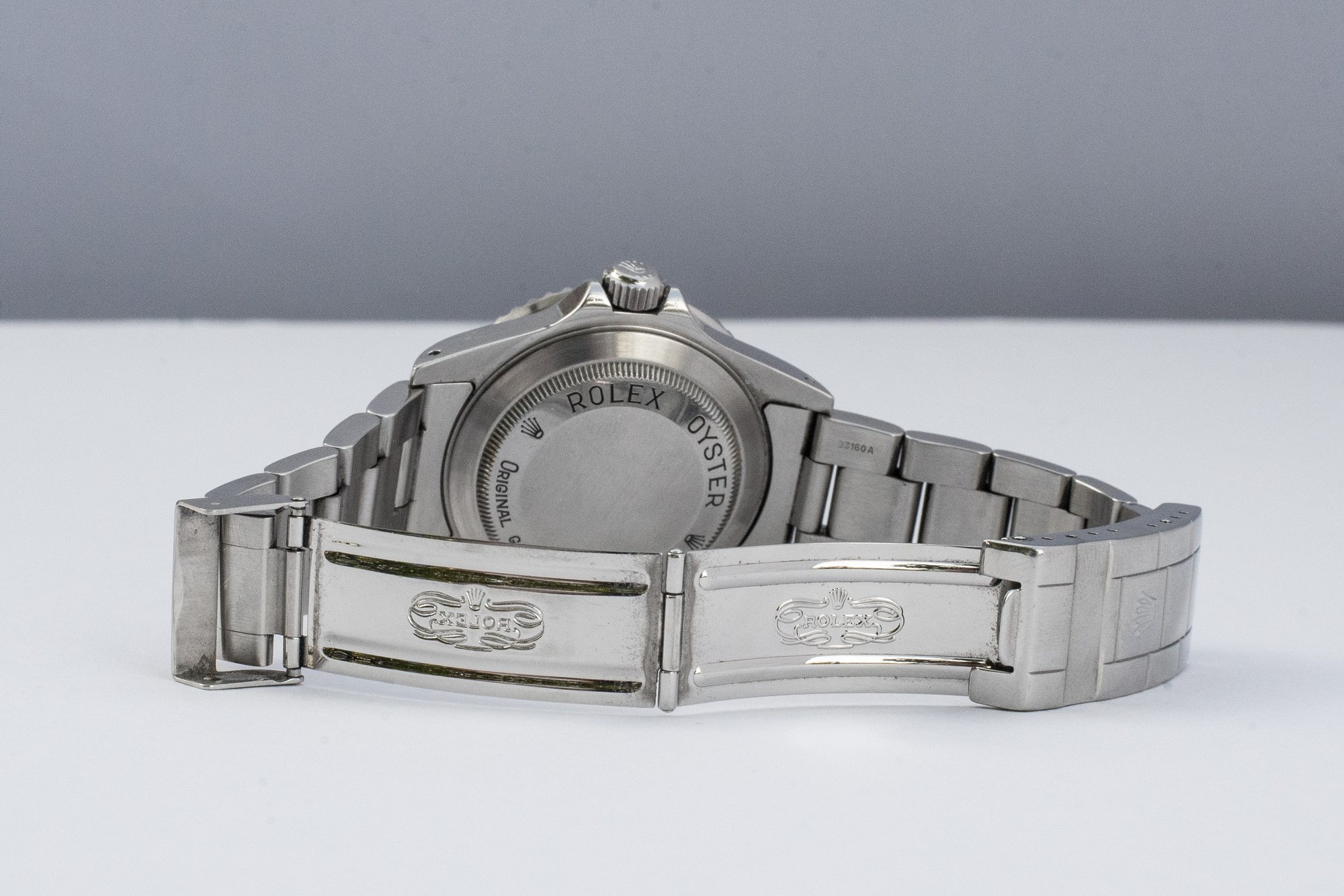 Macrodetail van de Rolex Oyster-kast met gegraveerde achterzijde