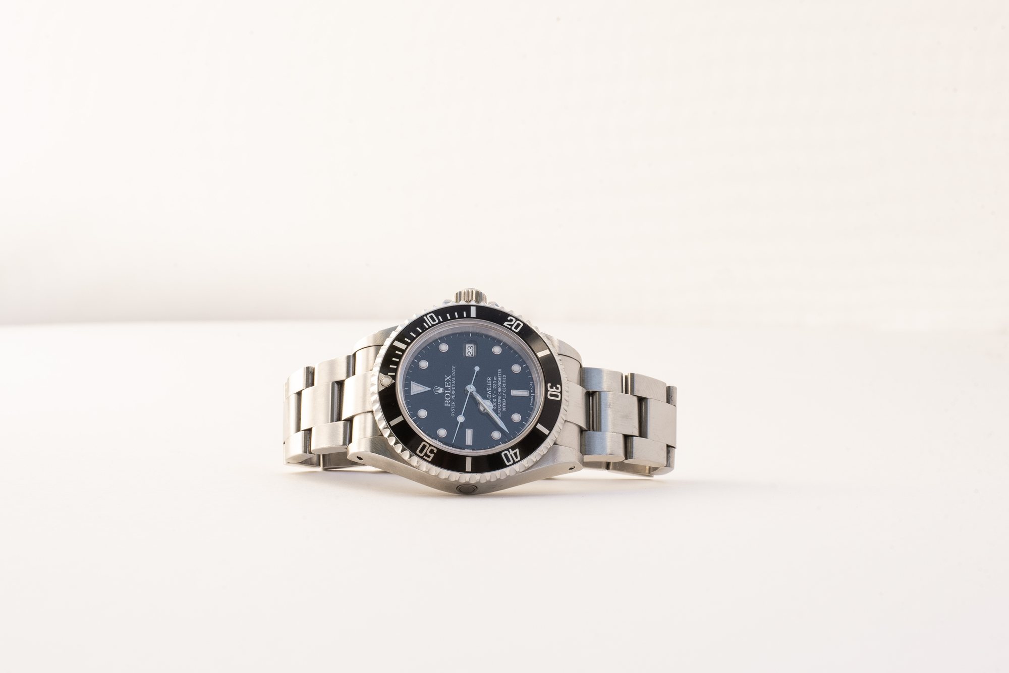 Rolex Sea-Dweller 16600 rustend tegen een witte achtergrond, driekwart aanzicht