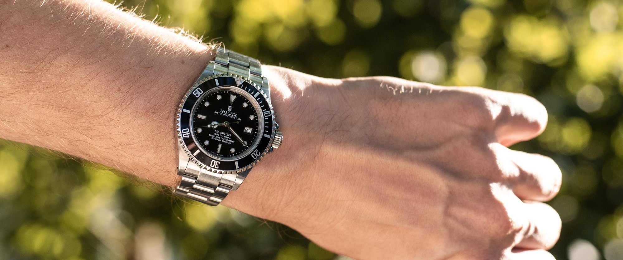 Rolex Sea-Dweller 16600 om de pols, tijdens een on-location opname door Studio Chrono