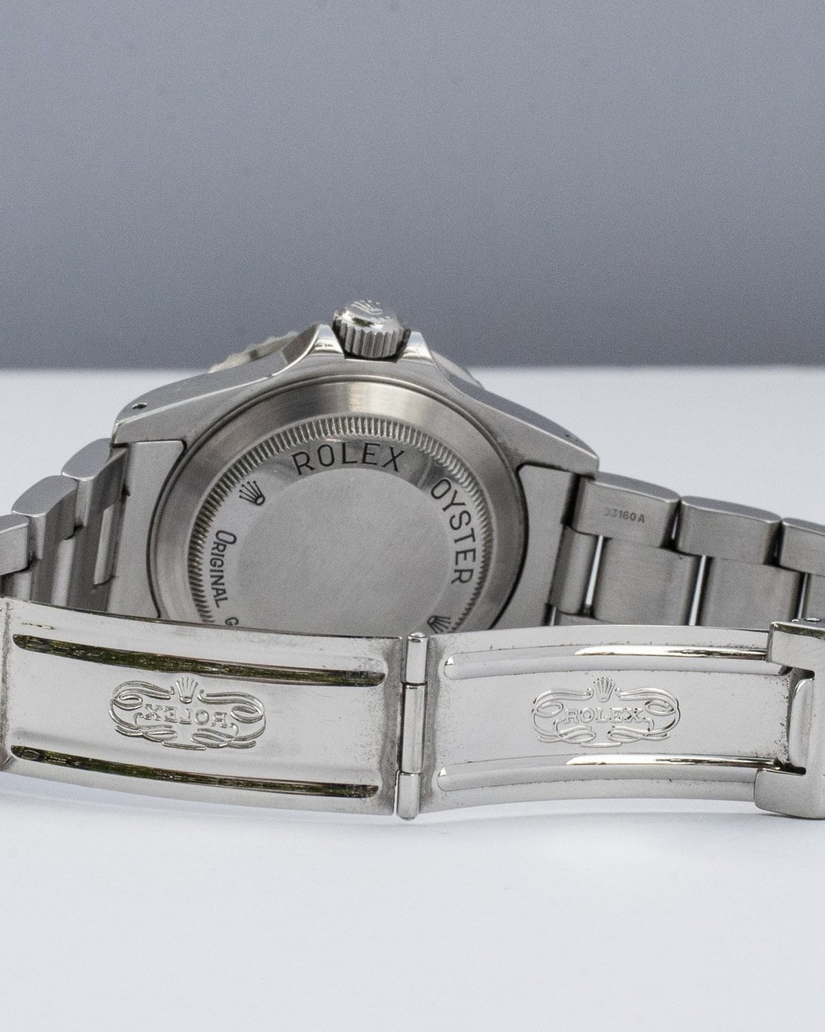 Rolex Sea-Dweller 16600 — macro-opname van de kastrand en gravure door Studio Chrono
